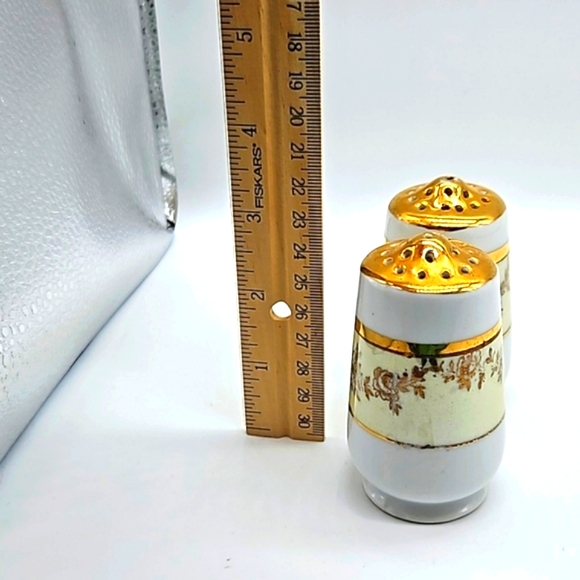 HC Royal Bavaria salt and pepper shakers floral and gold design - Picture 6 of 7